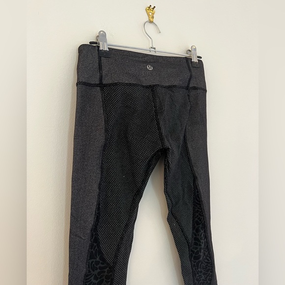 Lululemon Cropped Black Detailed Legging, Size 4 - Picture 4 of 6